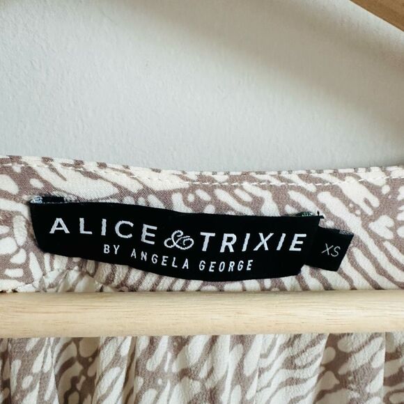 Alice & Trixie Silk Blouse XS Neutral‎ Print V-Neck $305 Retail EUC - Picture 4 of 8